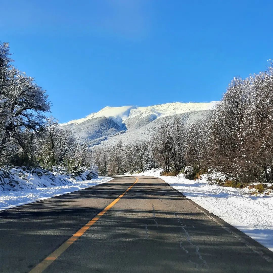 argentinapatago's tweet photo. Invierno por las rutas patagónicas 🛣️🏔️💙❄️
Foto: @mehatsjuanmanuel https://t.co/7zIMII2ADX