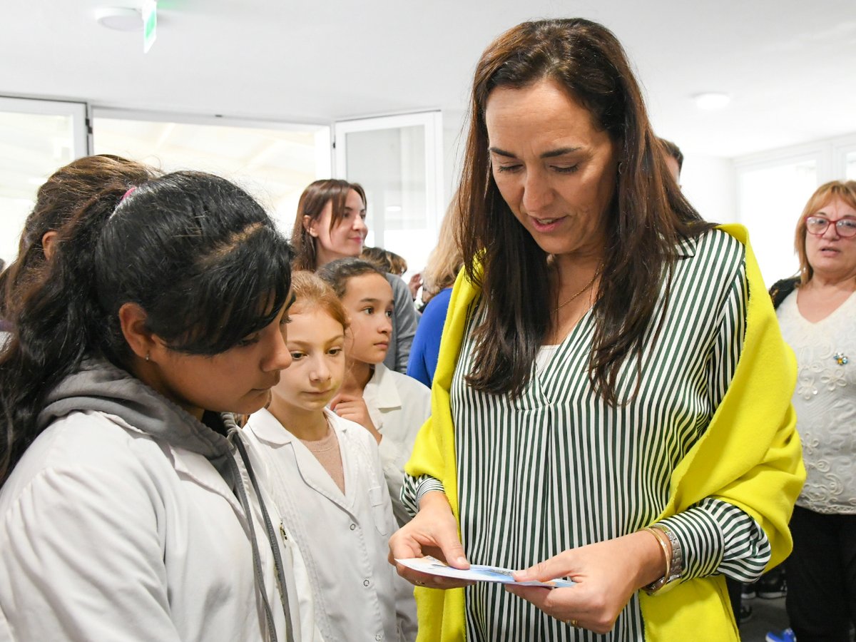 ErikaGonnet's tweet photo. En #Firmat, junto al subsecretario de Acceso a la Justicia @FranStampone participamos de la Feria de Educación, Arte, Ciencias y Tecnología organizada en el Jardín de Infantes N° 338 recientemente inaugurado por el gobernador @omarperotti. https://t.co/a32B4GVJUB