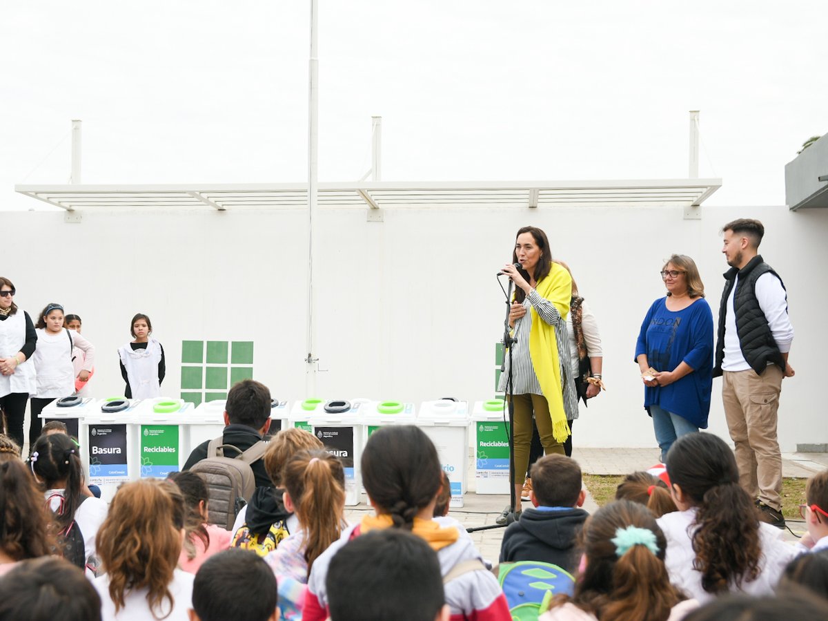 ErikaGonnet's tweet photo. En #Firmat, junto al subsecretario de Acceso a la Justicia @FranStampone participamos de la Feria de Educación, Arte, Ciencias y Tecnología organizada en el Jardín de Infantes N° 338 recientemente inaugurado por el gobernador @omarperotti. https://t.co/a32B4GVJUB