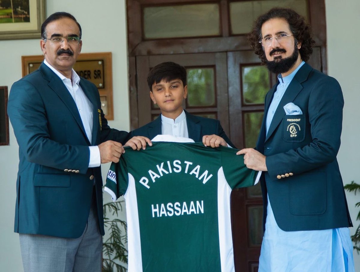 SahibzadaSulta1's tweet photo. Presenting the green shirts to young talent. Hope they hoist the flag high 🇵🇰 InshaAllah https://t.co/CUAOqPD0C7