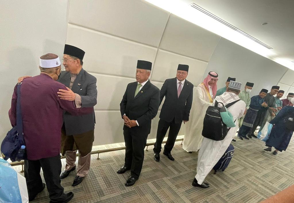شارك سفير خادم الحرمين الشريفين لدى بروناي دار السلام الاستاذ/عماد بن عبدالعزيز المهنا اليوم مراسم استقبال المجموعة الثالثة من حجاج بروناوي دار السلام القادمين من المملكة بعد ادائهم فريضة الحج، وكان في استقبالهم معالي وزير الشؤون الدينية وعدد من الوزراء وكبار المسؤولين في بروناي