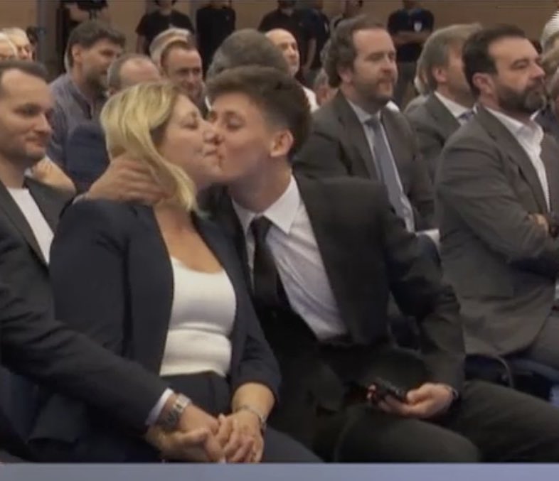 ActuFoot_'s tweet photo. Arda Güler qui sèche les larmes de sa maman, émue, durant la présentation de son fils par le Real Madrid. 🥲 https://t.co/Vx7SfYGpfV