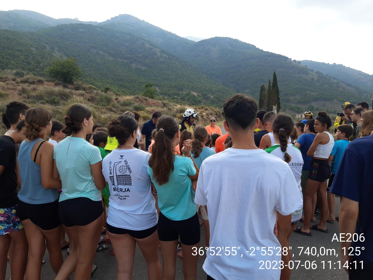 Plan_INFOCA's tweet photo. Ayer, colaborando con el @aytoberja y Protección Civil de #Berja tuvimos jornada de sensibilización en #Castala con alumnos de la Escuela Municipal de Música de #Berja. Presentación de #Plan_INFOCA, adiestramiento en línea de defensa con descarga de aéreo y tendido de manguera... https://t.co/kOemgEGbdO