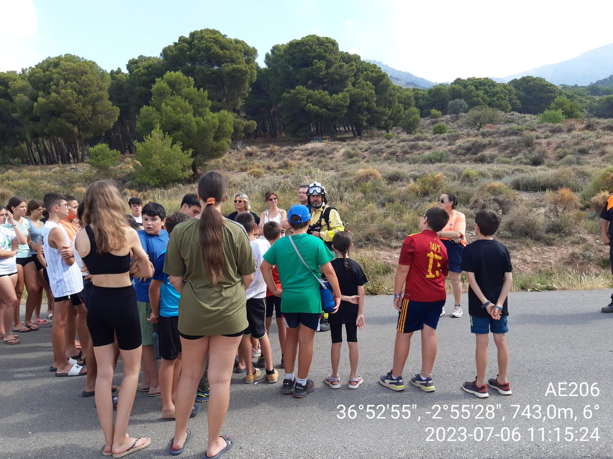 Plan_INFOCA's tweet photo. Ayer, colaborando con el @aytoberja y Protección Civil de #Berja tuvimos jornada de sensibilización en #Castala con alumnos de la Escuela Municipal de Música de #Berja. Presentación de #Plan_INFOCA, adiestramiento en línea de defensa con descarga de aéreo y tendido de manguera... https://t.co/kOemgEGbdO