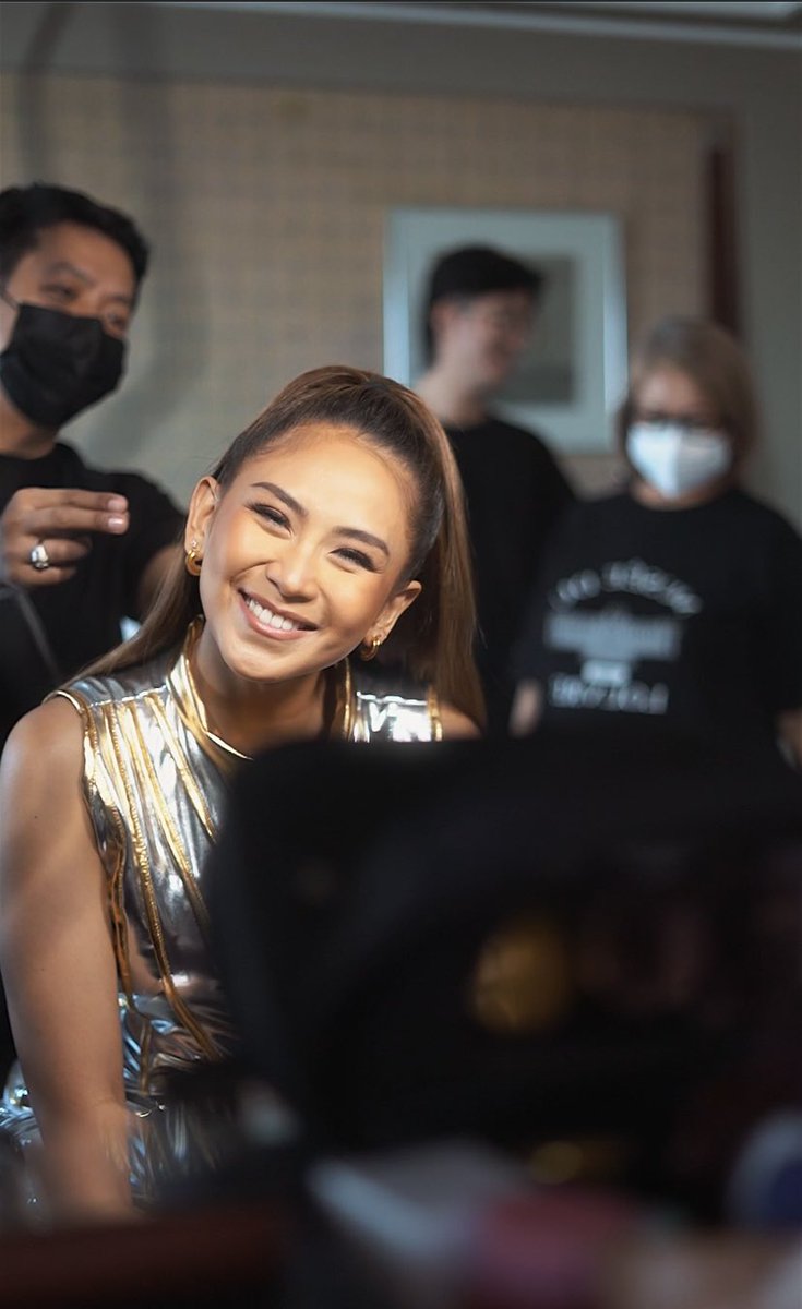 SunLifePH's tweet photo. While SunSon is waiting at the Big Dome, here's a snippet of welcoming @JustSarahG to the Sun Life fam from our #ShineAndGrooveAsOne Thanksgiving Concert. 💛 

She's definitely ready to shine the brightest. ✨

#SunLifePartnerForLife 

➡️ https://t.co/6oKafvqIO5 https://t.co/ljDpajD0JX