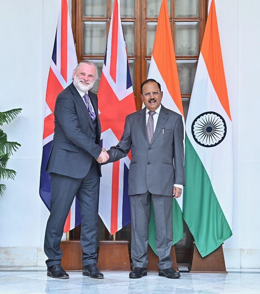 AIRNewsHindi's tweet photo. #UnitedKingdom के राष्ट्रीय सुरक्षा सलाहकार #TimBarrow ने नई दिल्ली में राष्ट्रीय सुरक्षा सलाहकार #AjitDoval से मुलाकात की। https://t.co/2b4fzDx2mQ