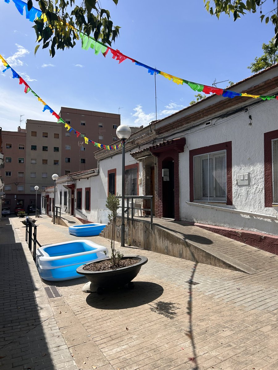 Jo crec que el 90% dels Barcelonins no coneixen Can Peguera a Nou Barris i fliparien bastant fort d’aquest "poblet".

Fotos d’aquest matí (1/2)