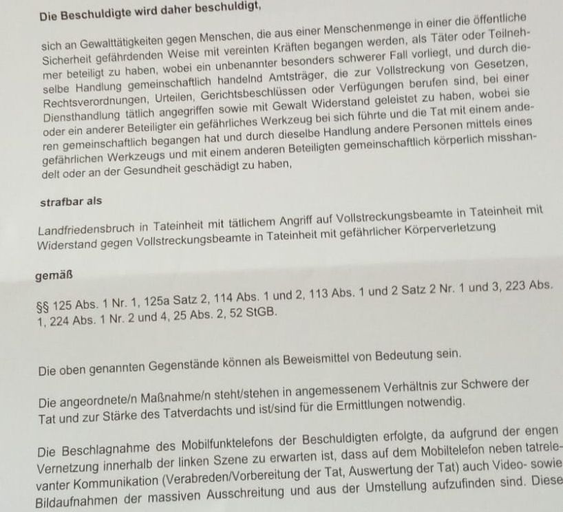 Thread:
Ein Monat nach #le0306, dem Leipziger Kessel hat nun eine Person aus dem Umfeld Post erhalten.
Der Vorwurf: 'Besonders Schwerer Landfriedensbruch', zudem eine 3 Seitige Erklärung der Umstände und Rechtfertigung, warum nach §§94, 98 Abs.2 StPO das Handy eingezogen wurde.