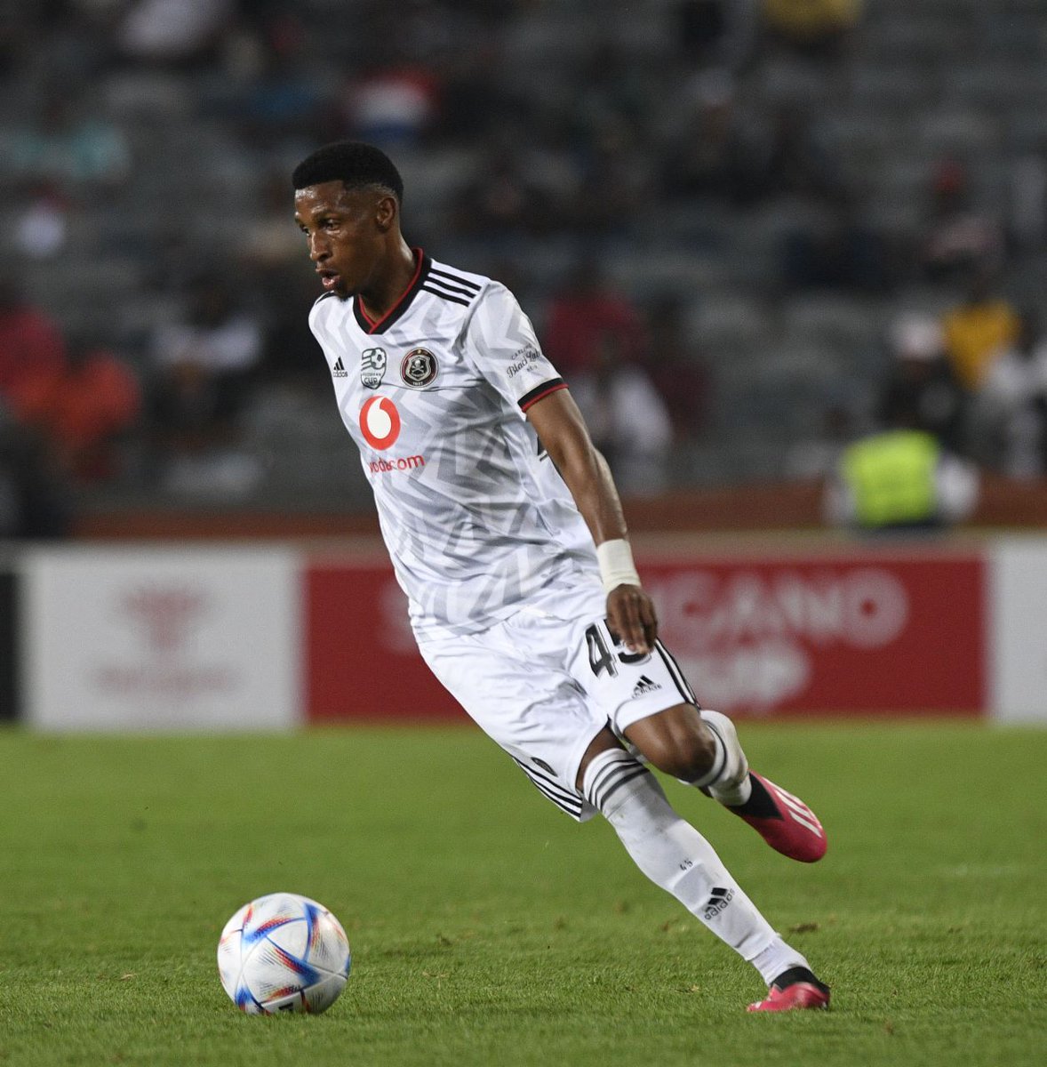 🔊 HOLA  maBhakaniya🔊

Vincent Pule puts pen to paper for <a href="/orlandopirates/">Orlando Pirates</a> until 2025 (2026 should the club exercise its option) 🖊

RT if this makes you happy 🏴‍☠️
