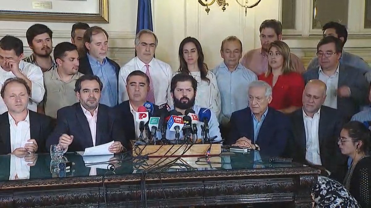 pfalconb's tweet photo. Seguimos esperando a la Oposición y las Acusaciones Constitucionales a Ávila, Montes, Jackson, Vallejo y Boric para evitar el robo de Chile por el Caso Convenios y el totalitarismo, pero no, son tan buenos, “hay que cuidar la democracia y no hacerle problemas al gobierno”.

No olviden además:
Pensiones de gracia.
Atentado en Temucuicui.
Estado de Excepción Acotado y fallido.
Infiltración de Comunistas en FF.AA. intentando cambiar malla curricular.
Intervención Barrio Meiggs (tongo).
Negarse al TPP-11.
Canciller Urrejola.
Indultos.
Intervencionismo electoral.
Inacción en incendios forestales.
Fracaso del gas a precio justo.
Subsecretaria citada por FBI, (autora en Ciper).
Programa atado al Apruebo - Perdió.
No respetar Constitución y acuerdo que el mismo firmo en plebiscito de salida.
Programa dependiente de Reforma Tributaria - en duda por la “oposición”.
Entrega de tierras en la Araucanía (otro robo).
Fallida minuta de manipulación de medios… vuelve a la carga ahora con la comisión de las fakes news.

Llevamos 1 año, 4 meses y lo legrado en 50 años lo están destruyendo y nadie hace nada en el Congreso.