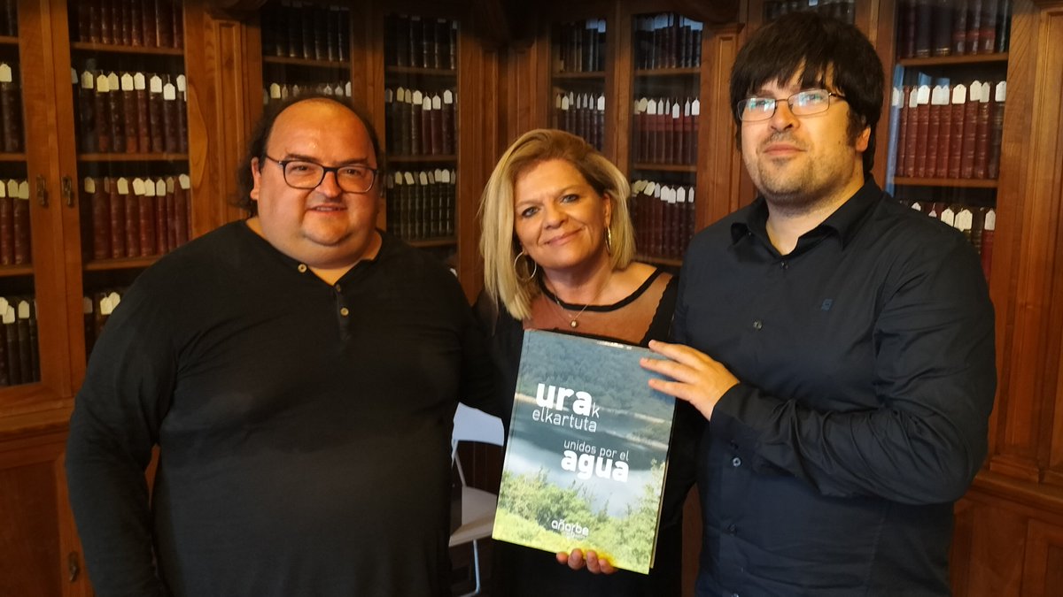 AnarbeUrak's tweet photo. 📚Hoy hemos presentado el libro “Urak elkartuta-Unidos por el agua” sobre la historia de Aguas del Añarbe.

El libro está disponible en nuestra web y se distribuirá en las principales bibliotecas de nuestro entorno.

+ Info:
https://t.co/KfdK4IrBFP https://t.co/UXXNPcFJWL