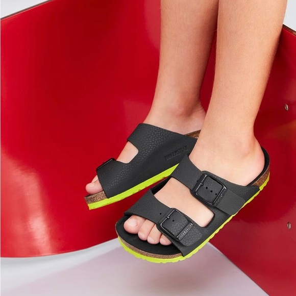 dbdpics's tweet photo. So good I had to share! Check out all the items I'm loving on @Poshmarkapp #poshmark #fashion #style #shopmycloset #birkenstock #oshkoshbgosh #disney: https://t.co/oeOzTaVRHc https://t.co/Avivx1wHwy