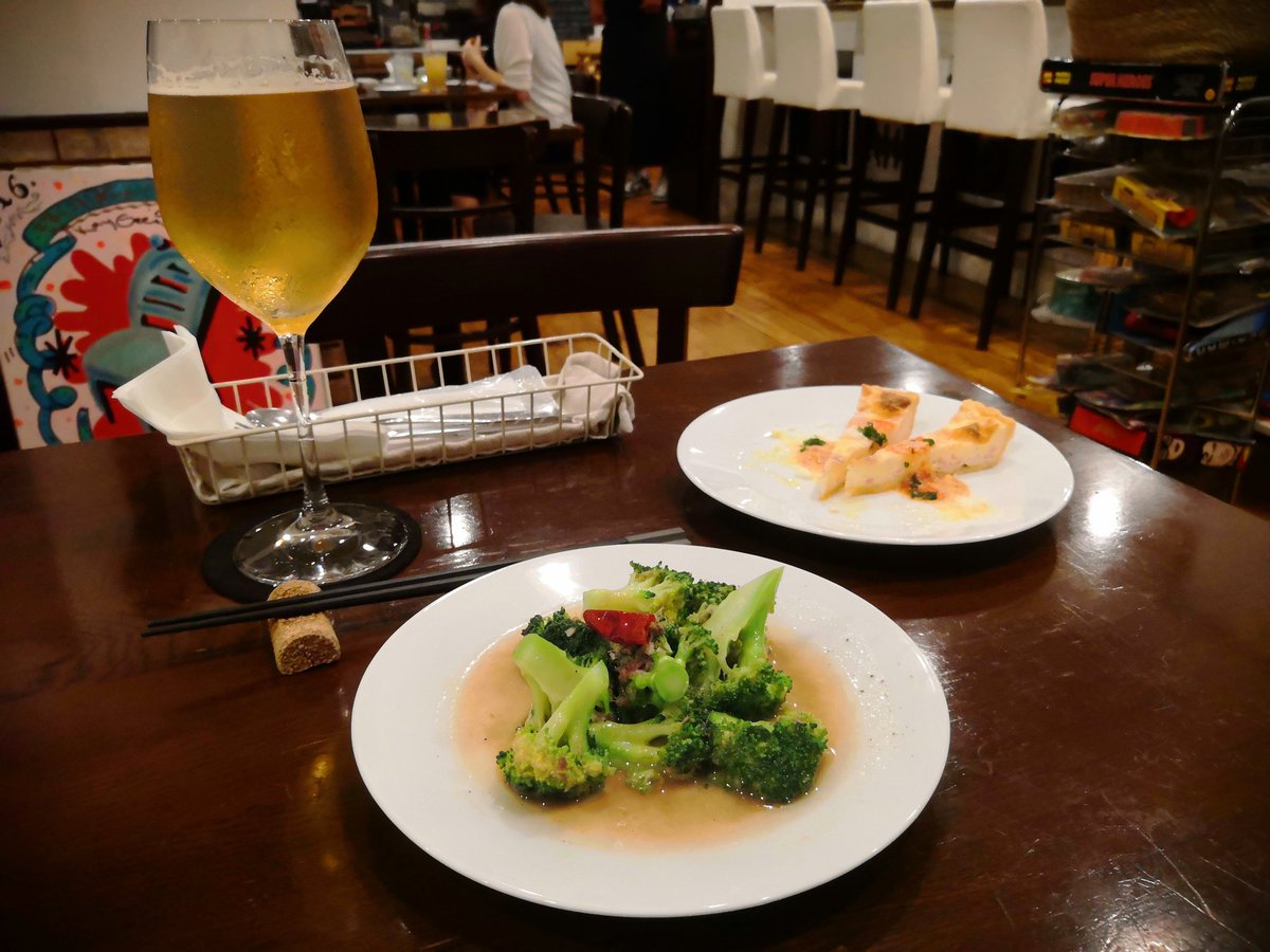 maron_coffee's tweet photo. #東京カフェ散歩
#KAYGEES
JR八丁堀駅A4出口から徒歩約6分の距離にあるカフェ。夜はアルコールも提供するカフェレストランとして営業。店内はシンプルなバーカウンターとテーブル席を合わせて20名弱の座席数。気さくな店主さんと会話交わしながら金曜夜の一時を楽しんだ。是非一度訪れてみて下さい。 https://t.co/84IPS5gy1a