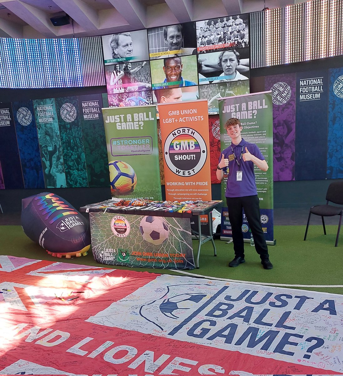 justaballgame's tweet photo. Fabulous to have our giant @Lionesses flag an JBG? resources @FootballMuseum  today an Sat 15th. Come say hi and sign your name and send the players a good luck message. 
Thanks to @GMB_union_NWI @PaulMaccaGMB @bplantgmb @GMBGarySmith @GMBShoutNorthW @underoneskygmb @PrideCup https://t.co/4VIyAmZbG7