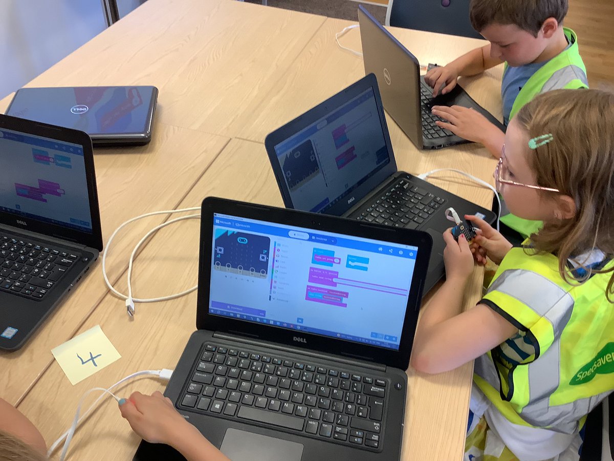 llanrhidianp's tweet photo. #LlanPysgodyn loving and enjoying @Technocamps Microbit session. How can we use our Microbit as a radio? #LlanDCF #LlanLit #LlanNum ππ β¨οΈπ» https://t.co/alARBmV8Dr
