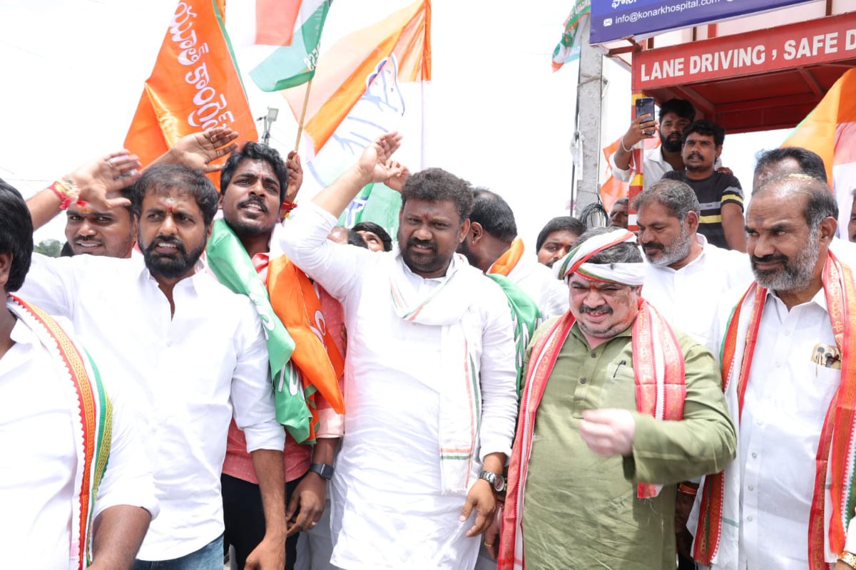 ShivaSenaIYC's tweet photo. Protest against the dismissal of Shri @RahulGandhi ji plea by the Gujarat High Court, shows how the Modi government is scared of Rahul ji’s popularity &amp; his connected with the common man. It won’t stop us &amp; our leader from taking up issues which concern the people of our nation.. https://t.co/qhI8NUO2jG