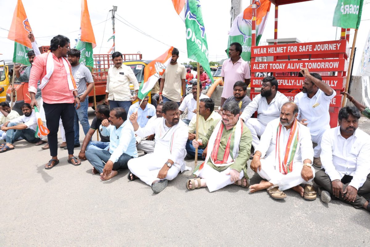 ShivaSenaIYC's tweet photo. Protest against the dismissal of Shri @RahulGandhi ji plea by the Gujarat High Court, shows how the Modi government is scared of Rahul ji’s popularity &amp; his connected with the common man. It won’t stop us &amp; our leader from taking up issues which concern the people of our nation.. https://t.co/qhI8NUO2jG