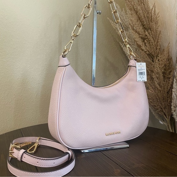 PoshmarkMama's tweet photo. So good I had to share! Check out all the items I'm loving on @Poshmarkapp from @GayleMrsmacho #poshmark #fashion #style #shopmycloset #michaelkors #loft #allinmotion: https://t.co/DEizRzh11N https://t.co/njoCuIkJwg