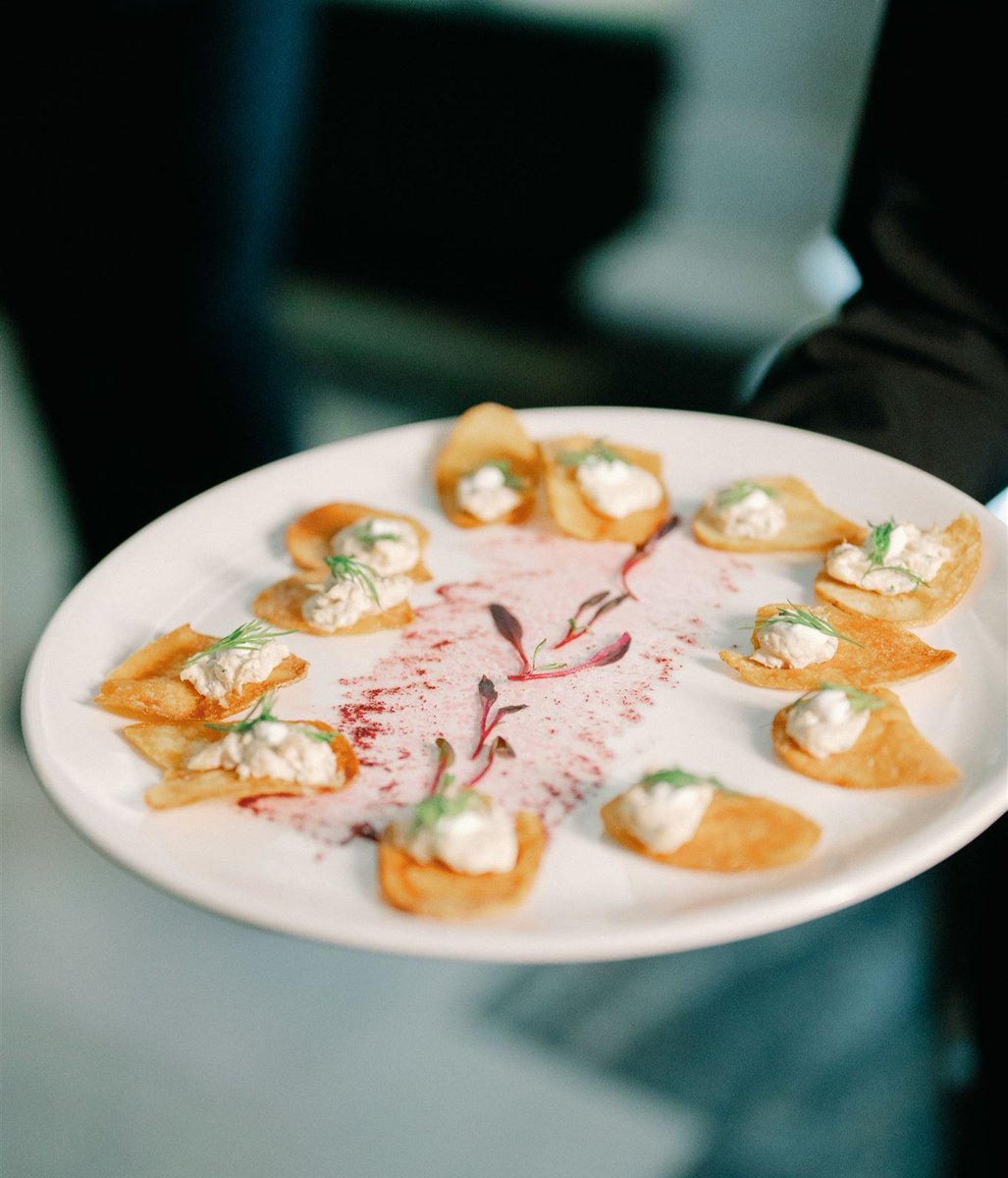 ForteBelanger's tweet photo. Say hello to the most addicting app: Smoked Michigan Whitefish with creamy Dill Crème Fraîche on our very own Forte Belanger Truffle Chips. Heaven in a bite. https://t.co/7qdXc8U4uz