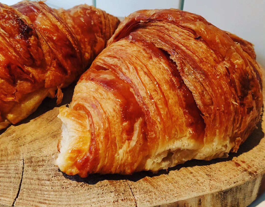 Siempre IN LOVE con nuestros
#croissants 🥐🥐 que elaboramos cada mañana en nuestro obrador. 
A esponjosidad y jugosidad no nos gana nadie 😋!!
#cienporcienartesanales
#dateuncapricho 
#todosabericoenelmolino 
#endulzandocorazones
#molineaconganas 
#molineando
#molinovigo