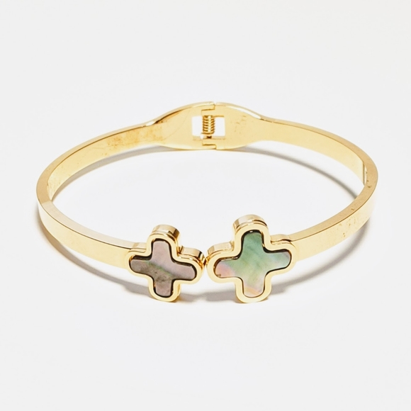 rolutiti's tweet photo. So good I had to share! Check out all the items I'm loving on @Poshmarkapp from @familygood4 #poshmark #fashion #style #shopmycloset #katespade #fashionjewelry #laurenralphlauren: https://t.co/WHXQYvSF5M https://t.co/Ie1Jb8SSd5