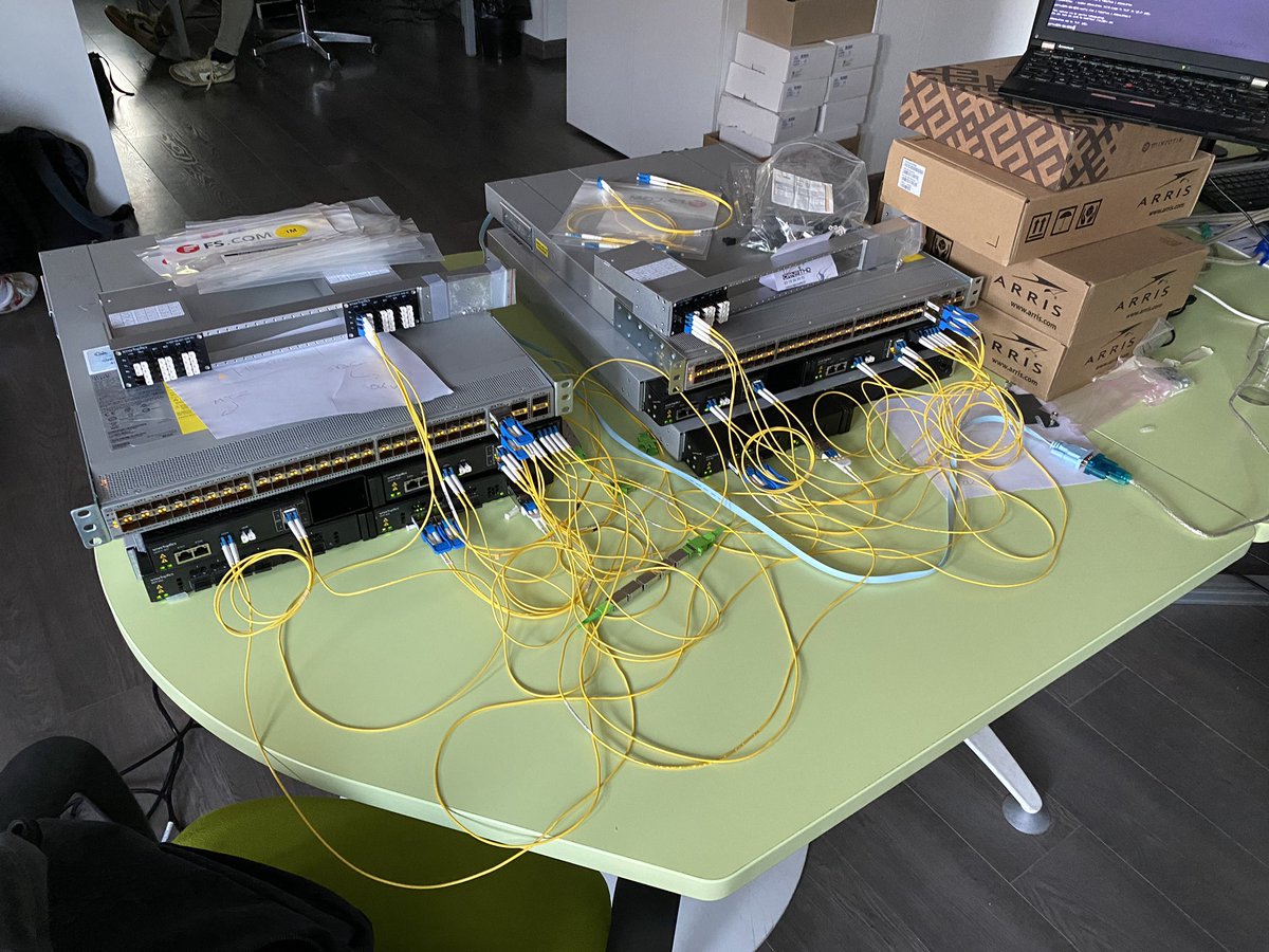 cedric_thd's tweet photo. Ça ping ! 🤩
Simulation de notre fibre autoroutière qu’on va allumer à 4x100G 💪

Des amplis optiques, des atténuateurs variables, un canal baptisé « ange gardien » pour débugger, garder la main quand le 400G monte plus, faire les réfléctos… 
C’est fou ça va être en prod cet été https://t.co/1Bx5MCxpOl