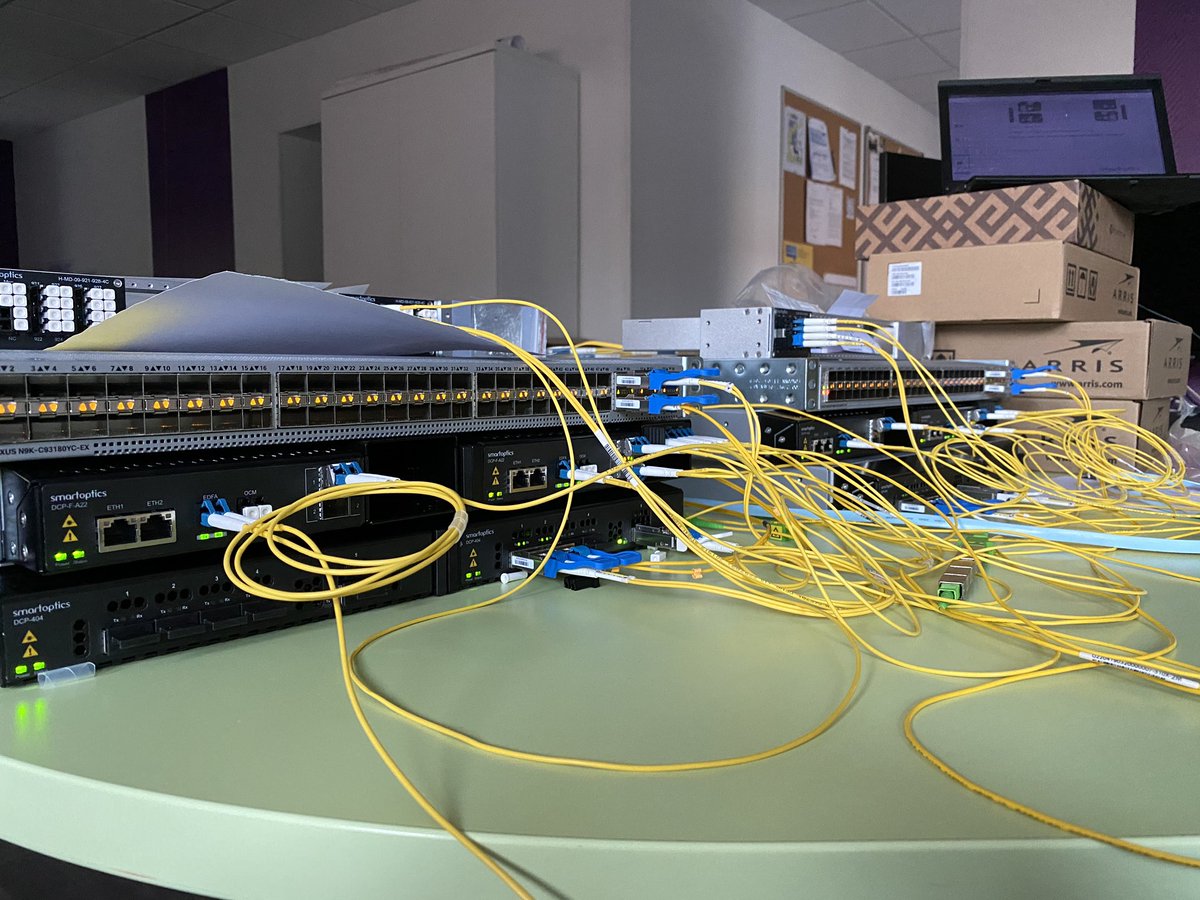 cedric_thd's tweet photo. Ça ping ! 🤩
Simulation de notre fibre autoroutière qu’on va allumer à 4x100G 💪

Des amplis optiques, des atténuateurs variables, un canal baptisé « ange gardien » pour débugger, garder la main quand le 400G monte plus, faire les réfléctos… 
C’est fou ça va être en prod cet été https://t.co/1Bx5MCxpOl