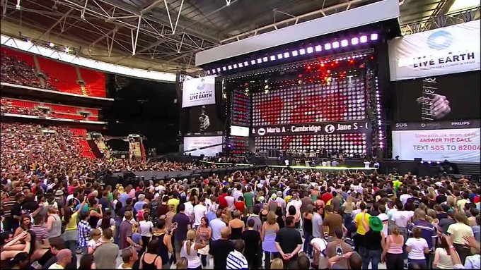 MaxxGhe's tweet photo. 07/07/2007.
Si svolge, in UK e USA, il “Live Earth”, concerti benefici per sensibilizzare in merito al surriscaldamento globale.
Bon Jovi, KoRn, The Police e Roger Waters, si esibiscono a East Rutherford, nel New Jersey, nell'edizione americana.
#LiveEarth [1/Segue] https://t.co/GeaQUKUxfh