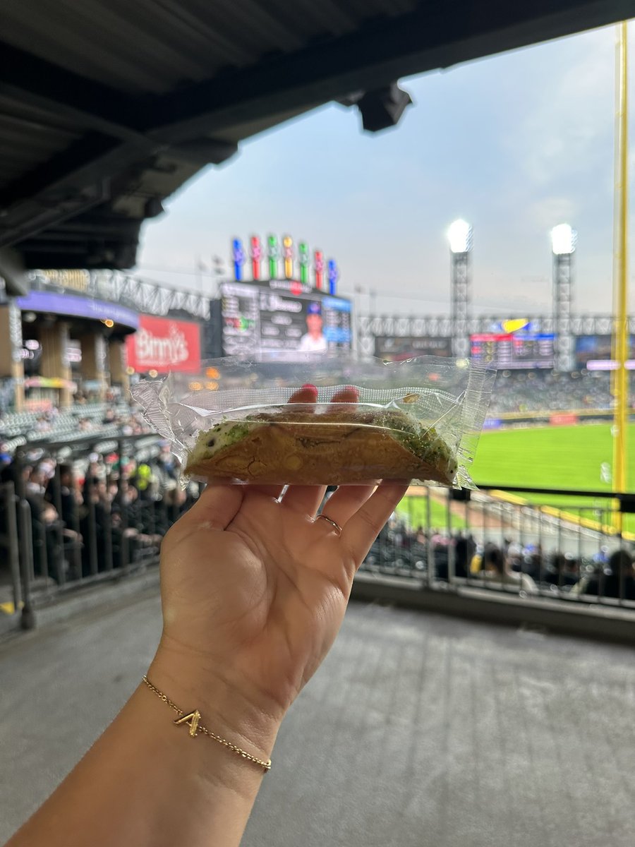 ChicagoPastry's tweet photo. Proud to have our cannoli at Sox Park for Italian Heritage Night last night! 🇮🇹#WhiteSox #cannoli #Chicago #pastry #bakery https://t.co/DEyLDIUj7D