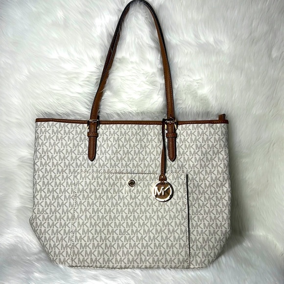 sunlitgardenn_'s tweet photo. So good I had to share! Check out all the items I'm loving on @Poshmarkapp #poshmark #fashion #style #shopmycloset #michaelkors #louisvuitton: https://t.co/50CLvT64zt https://t.co/sW5DQ5OwGz