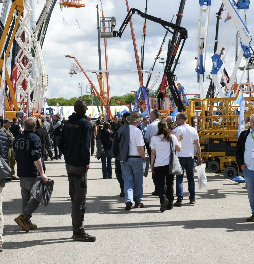 So much to look at and take in at our show 👆👈👉 #lookup #workingatheights #show #exhibit #access #platform #crane #kran #telehandler #greatpic #machinery #vertikaldays2023 #tradeshow