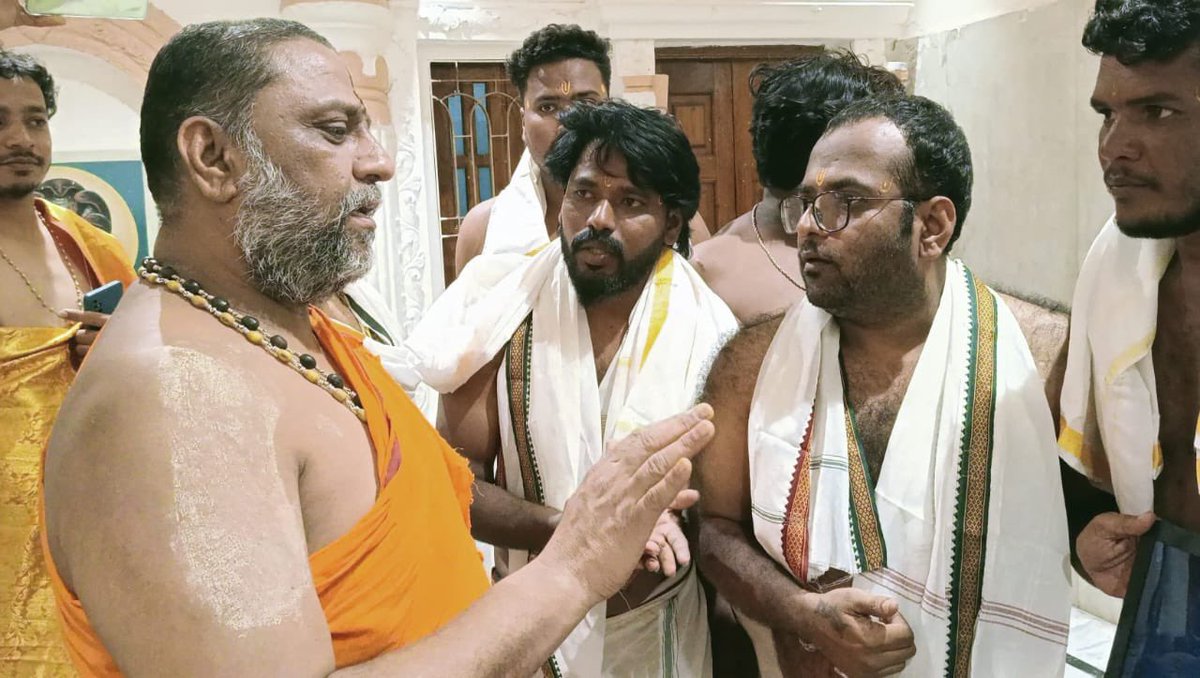 cineloka's tweet photo. "ಪರಂವಃ" ಚಲನಚಿತ್ರಕ್ಕೆ ಕಲಿಯುಗ ಕಾಮಧೇನು ಶ್ರೀ ಗುರುರಾಯರ ಆಶೀರ್ವಾದವು ಲಭಿಸಿದೆ.

ಚಿತ್ರತಂಡವು ಮಂತ್ರಾಲಯಕ್ಕೆ ತೆರಳಿ ಶ್ರೀ ಗುರುರಾಘವೆಂದ್ರ ಸ್ವಾಮಿಗಳ ಬೃಂದಾವನದ ದರ್ಶನ ಪಡೆದು ನಂತರ ಪರಮಪೂಜ್ಯ ಗುರುಗಳಾದ ಶ್ರೀ ಸುಬುದೇಂದ್ರ ತೀರ್ಥರ ಆಶೀರ್ವಾದವನ್ನು ಪಡೆದುಕೊಂಡಿತು. 

#paramvahmovie Releasing on July 21st. 

#Cineloka https://t.co/ZkMN7OPFtd
