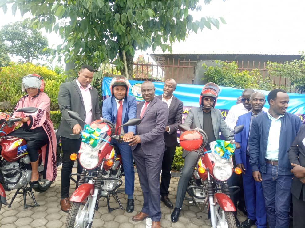 RusiziDistrict's tweet photo. Akarere ka #Rusizi niko kahize utundi Turere two muri @RwandaWest mu marushanwa y'ubukangurambaga ku isuku,Umutekano no kurwanya igwingira mu bana yakoreshejwe na @Rwandapolice.Kakaba kashyikirijwe igikombe. Naho @KamembeSe wabaye  uwa 2 uhabwa igihembo cya #Moto. https://t.co/12omm7wp3j
