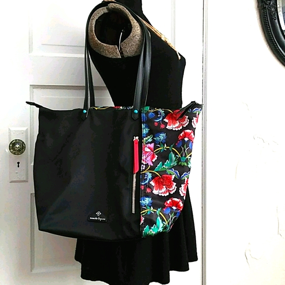 sandibeck's tweet photo. So good I had to share! Check out all the items I'm loving on @Poshmarkapp from @YarthaLaurie #poshmark #fashion #style #shopmycloset #nanettelepore #marcjacobs #michaelkors: https://t.co/p5pemQhlAe https://t.co/Fnsvqs5IuY