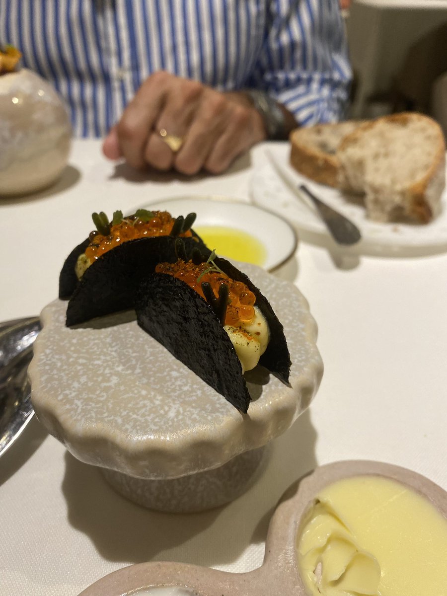 Ya los aperitivos son toda una declaración de intenciones. Tartaletas de carne madurada y su consomé, bogavante con mayonesa de miso, quisquilla y nori.
Hay cocina, hay imaginación, hay un servicio maravilloso, hay presentaciones, hay ritmo, hay ganas!