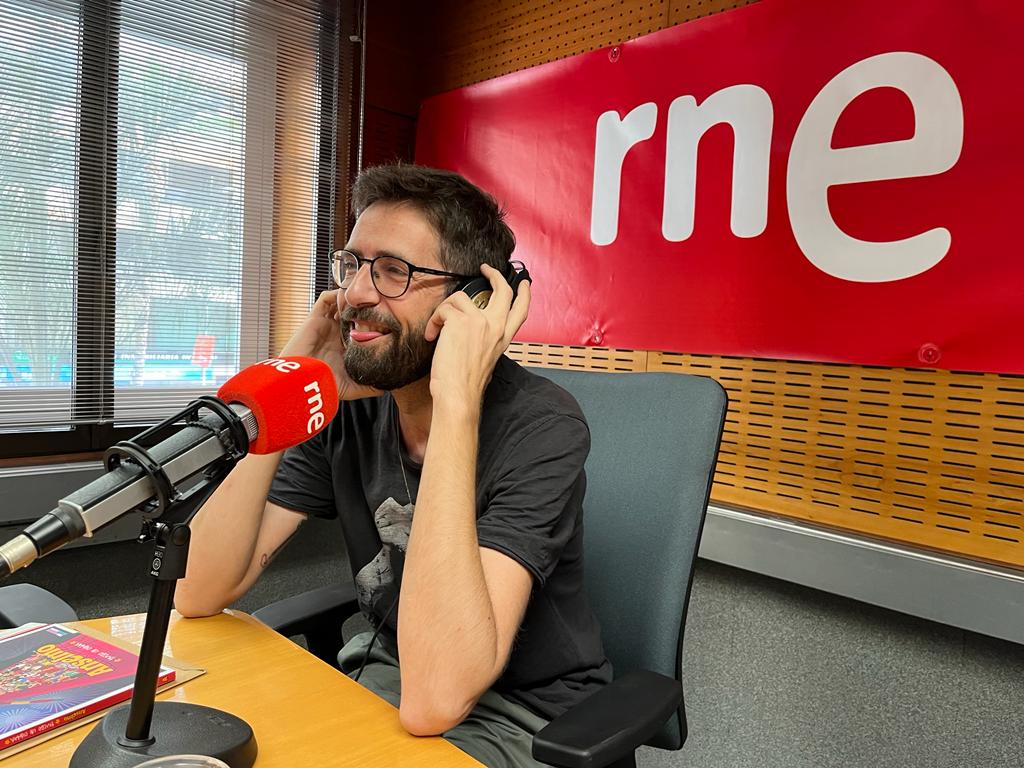 fefeto1979's tweet photo. Mañana visito @WisteriaLaneRNE para charlar con @Srpacotomas sobre @AnselmoComic Traigo un cantar... https://t.co/7Vkk6G1kus