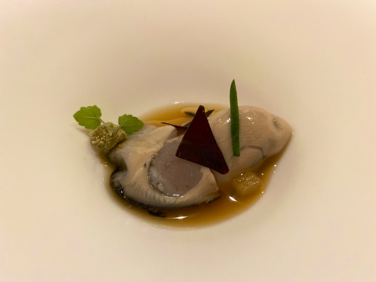 Empanadilla de lechuga de mar, porrusalda y caviar. Que porrusalda, Dios mío!
Tomates encurtidos y Bloody Mary verde (la copa, de diez ese Bloody).
Ostra, hinojo y manzana.
El Rincón de Juan Carlos.
