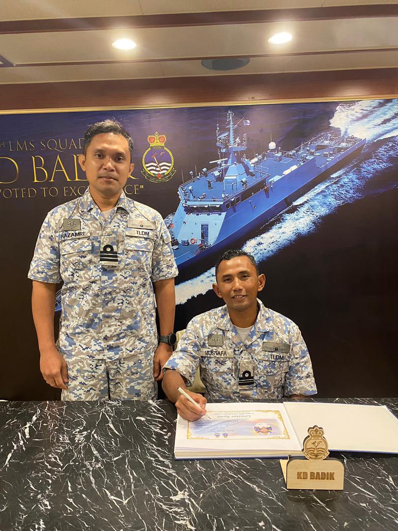 LMS_113's tweet photo. 4 Jul 23 - Pegawai Memerintah menerima Kunjungan Hormat daripada Pegawai Memerintah KD SERANG dan KD GANAS pada sebelah pagi di Wisma Pegawai KD BADIK.
6 Jul 23 - Kunjungan Hormat Pegawai Memerintah kepada Pegawai Memerintah KA BM5.
#kdbadik113
#devotedtoexcellence https://t.co/MVcDcdsQiu