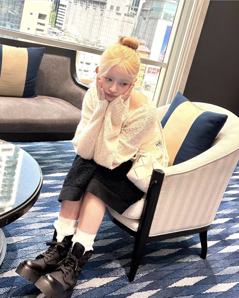 Kimreifan's tweet photo. 아이브 공식 인스타 레이💛 https://t.co/pEUBESuIJi