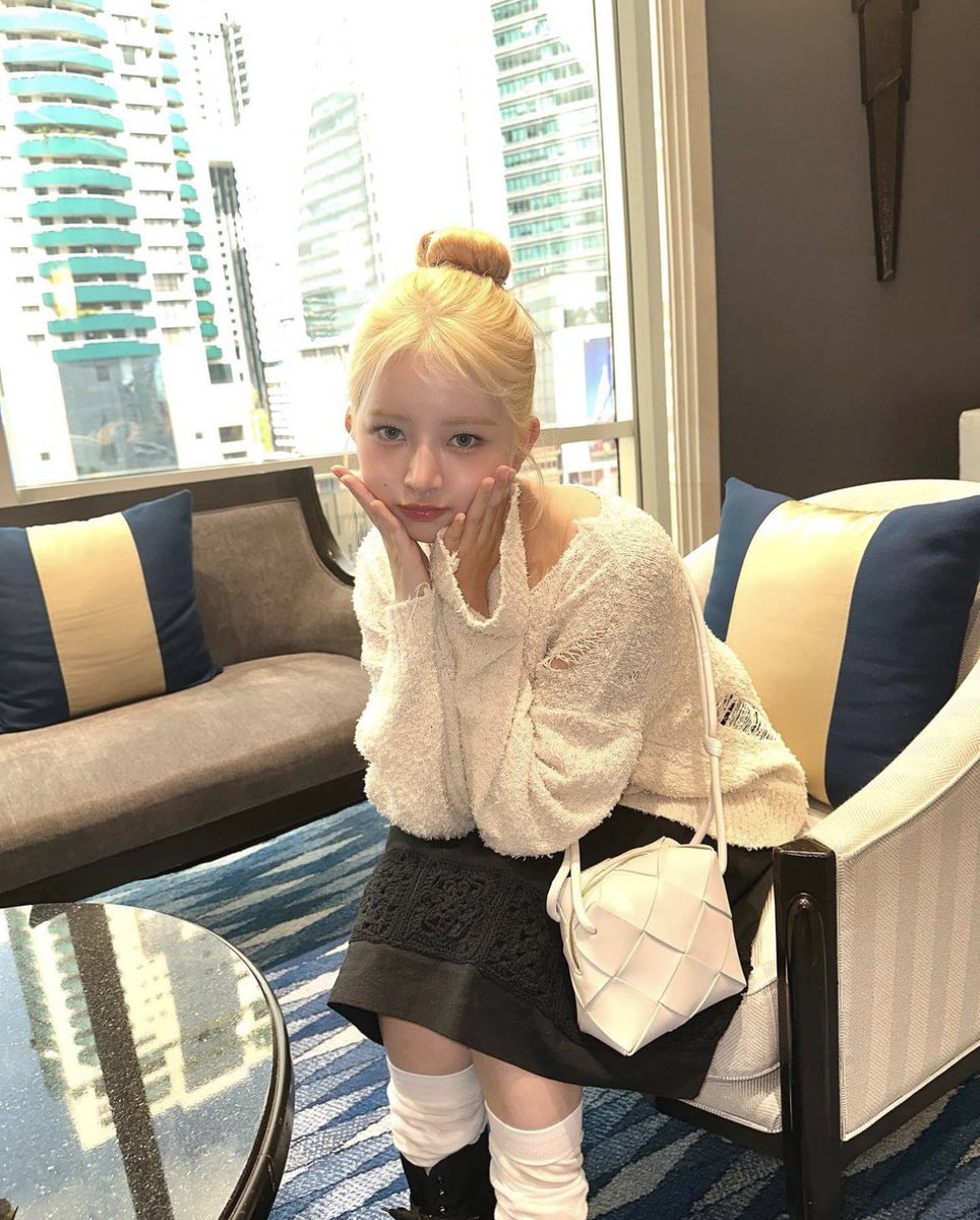 Kimreifan's tweet photo. 아이브 공식 인스타 레이💛 https://t.co/pEUBESuIJi