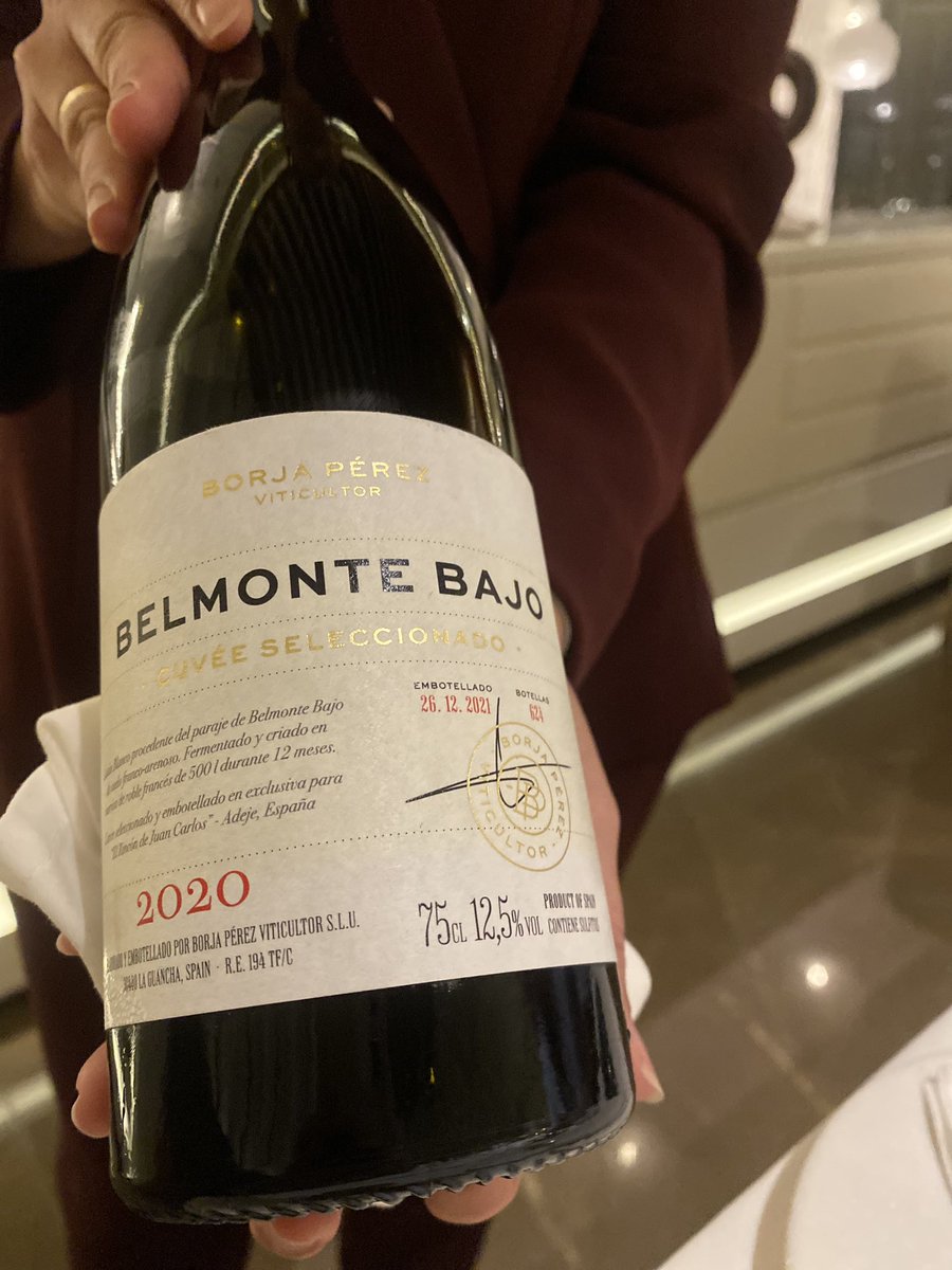 Medregal curado.
Vieira, hierbas de costa y wasabi fresco. El punto de mantequilla del plato es de diez.
Cigala, no words.
El Rincón de Juan Carlos.