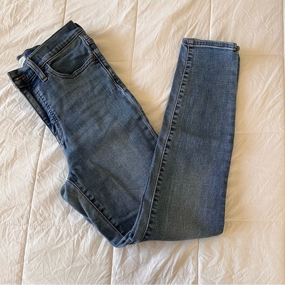 Posh_Rox's tweet photo. So good I had to share! Check out all the items I'm loving on @Poshmarkapp #poshmark #fashion #style #shopmycloset #madewell #kaelynmax #oldnavy: https://t.co/Yal8CELAao https://t.co/nVoSgsXdNN