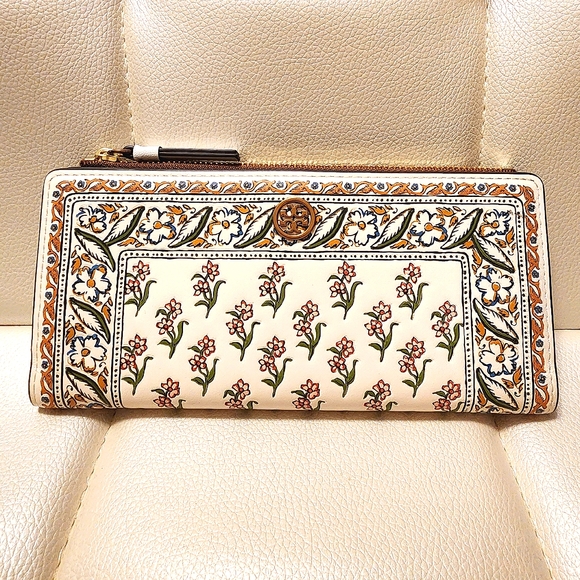 GabrielleR76's tweet photo. So good I had to share! Check out all the items I'm loving on @Poshmarkapp #poshmark #fashion #style #shopmycloset #toryburch: https://t.co/g7XrWbFEui https://t.co/tJUPcdbFte