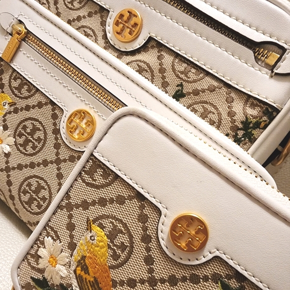 GabrielleR76's tweet photo. So good I had to share! Check out all the items I'm loving on @Poshmarkapp #poshmark #fashion #style #shopmycloset #toryburch: https://t.co/g7XrWbFEui https://t.co/tJUPcdbFte