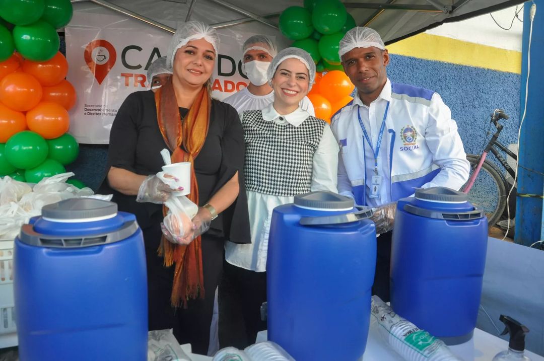 destaque_mage's tweet photo. Em conjunto com o Governo do Estado, a Prefeitura de Magé inaugurou mais um polo do Café do Trabalhador, agora na rodoviária de Magé. O programa oferece gratuitamente 250 kits por dia, com direito a um pão com manteiga, café (com ou sem leite), e uma fruta. #Magé https://t.co/hDr10EZ38h