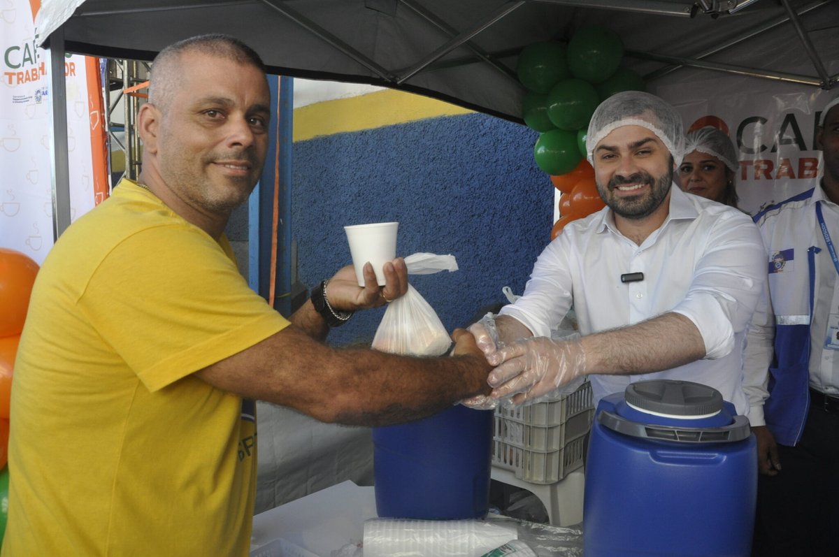 destaque_mage's tweet photo. Em conjunto com o Governo do Estado, a Prefeitura de Magé inaugurou mais um polo do Café do Trabalhador, agora na rodoviária de Magé. O programa oferece gratuitamente 250 kits por dia, com direito a um pão com manteiga, café (com ou sem leite), e uma fruta. #Magé https://t.co/hDr10EZ38h