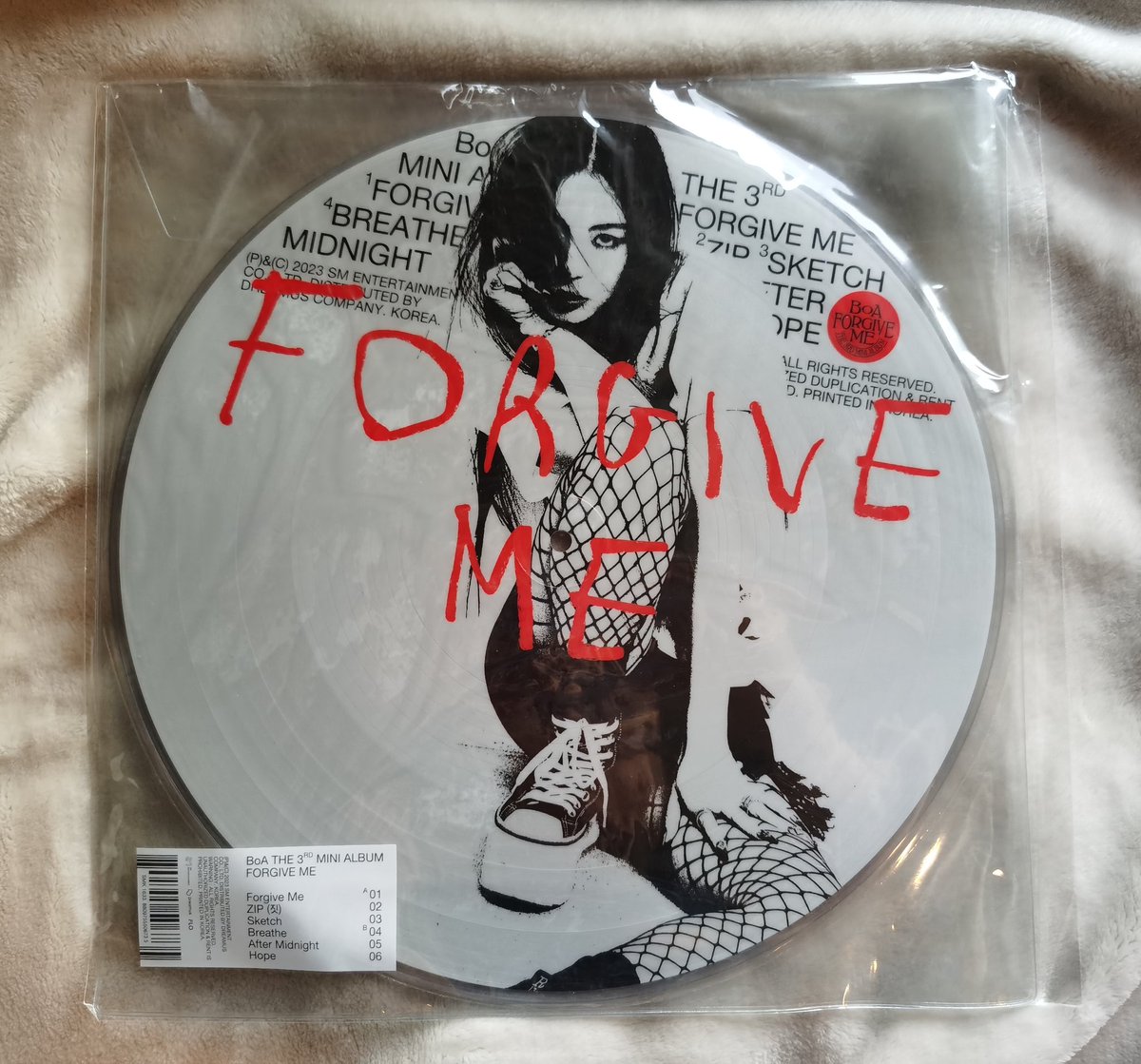 Namphueng's tweet photo. My #Forgive_Me (LP VER.) has finally arrived!!!! 🎉
#โบอา #BoA #보아 https://t.co/XHZeIwbNkB