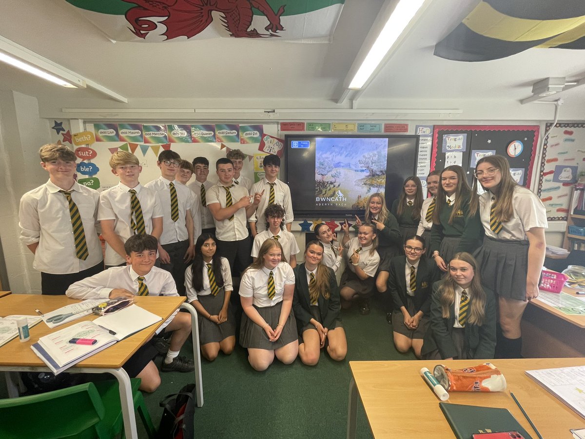 yradrangymraeg's tweet photo. Blwyddyn 10 wedi mwynhau gwrando ar gân newydd @bwncathband yn y wers heddiw! #aderynbach #cerddoriaethgymraeg 🎶✨🎵 https://t.co/mAj27GVfSO