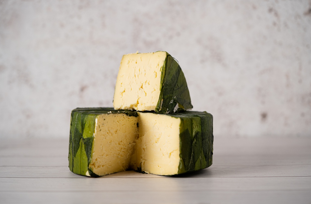 Cornish Wild Garlic Yarg has landed 🌱

We have extended the range of Cornish cheeses on our online shop with the fantastic Cornish Wild Garlic Yarg from Lynher Dairies 😍

⬇️ Check it out here ⬇️

cornishcheese.co.uk/collections/ch…