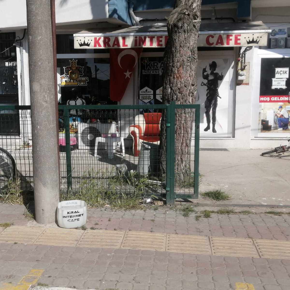 kralintcafe's tweet photo. Havalar aşırı sıcak arkadaşlar, bazı saatler geliyor dışarıya çıkmak bile istemiyoruz ama o sokak hayvancıklarının gidecek bi yeri yok. Onlar için hiç bir şey yapamıyorsak bile en azından kapımızın önüne bi tas su koymamız bile yeter 🤓 https://t.co/L8EoVxzOcl